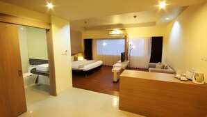 Una habitación de hotel con cama, escritorio, sofá y baño.
