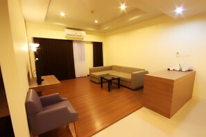 Executive Suite | Living area | Flat-screen TV
