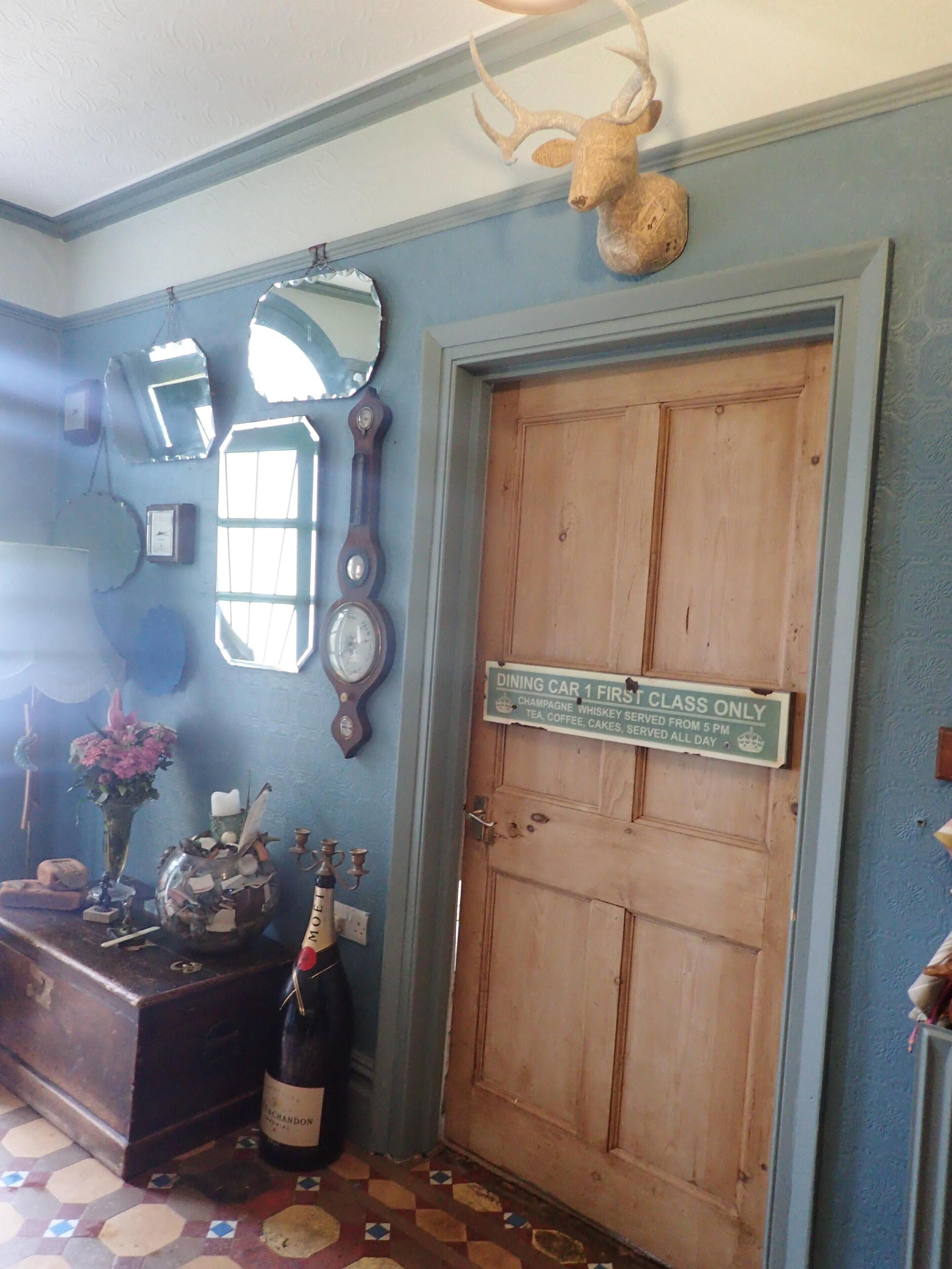 A wooden door with a sign indicating a dining car and first-class seating.
