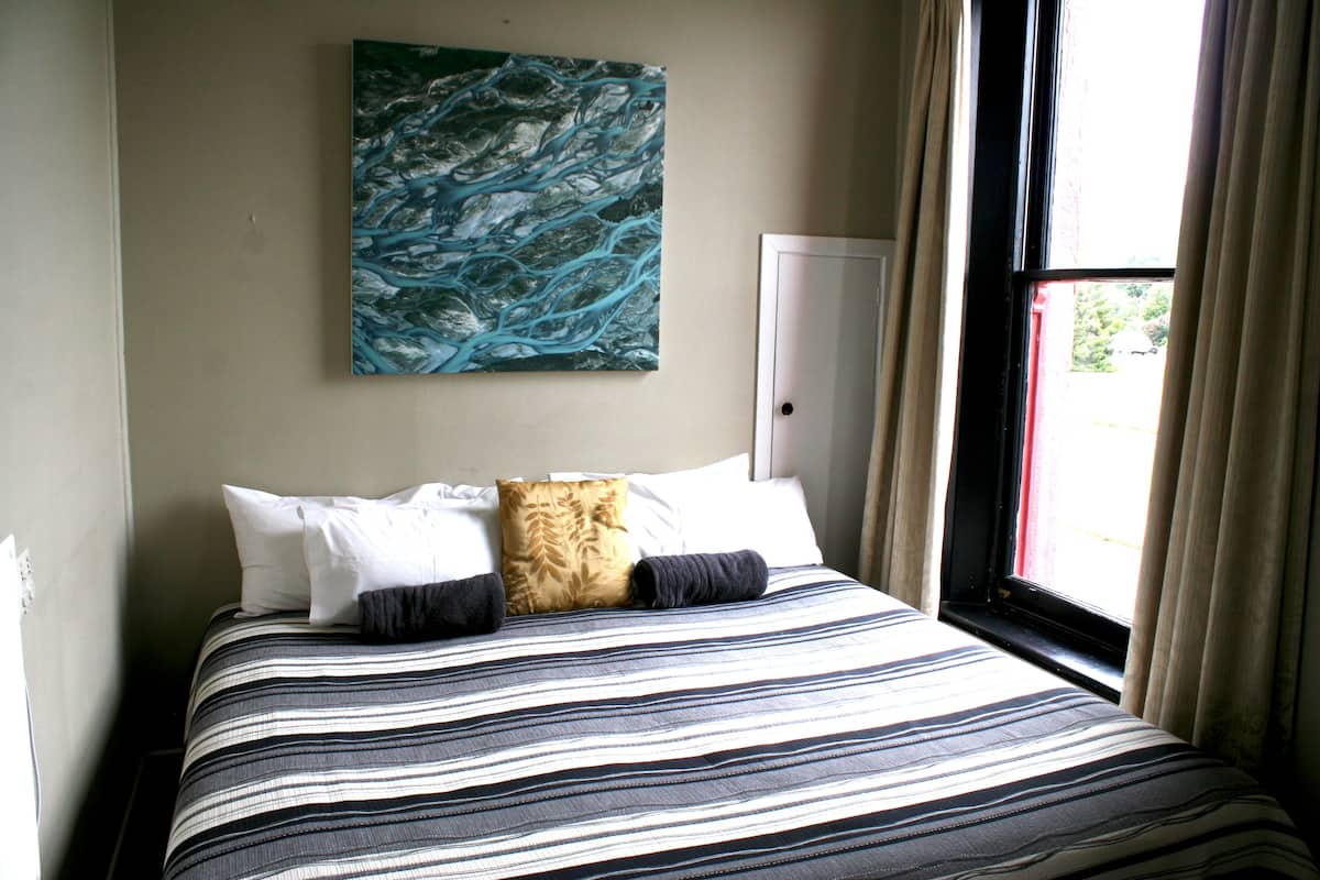 Familie tweepersoonskamer, gedeelde badkamer (Room 5) | Een strijkplank/strijkijzer, babybedden, extra bedden, gratis wifi