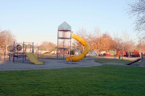 Children's play area - outdoor - Lumsden Hotel (Lumsden)
