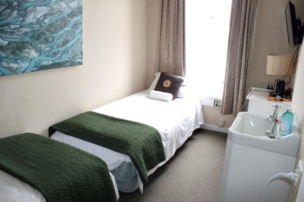 Economy Twin kamer, gedeelde badkamer (Room 2) | Een strijkplank/strijkijzer, babybedden, extra bedden, gratis wifi