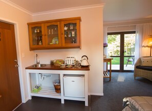 Estudio | Cocineta privada | Refrigerador, microondas y cafetera y tetera 