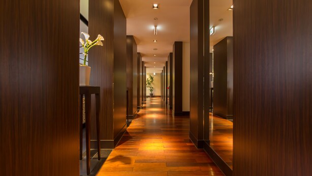 A long, narrow hallway with wooden paneling and a polished wooden floor. - Hotel IL Cuore Namba (Osaka)