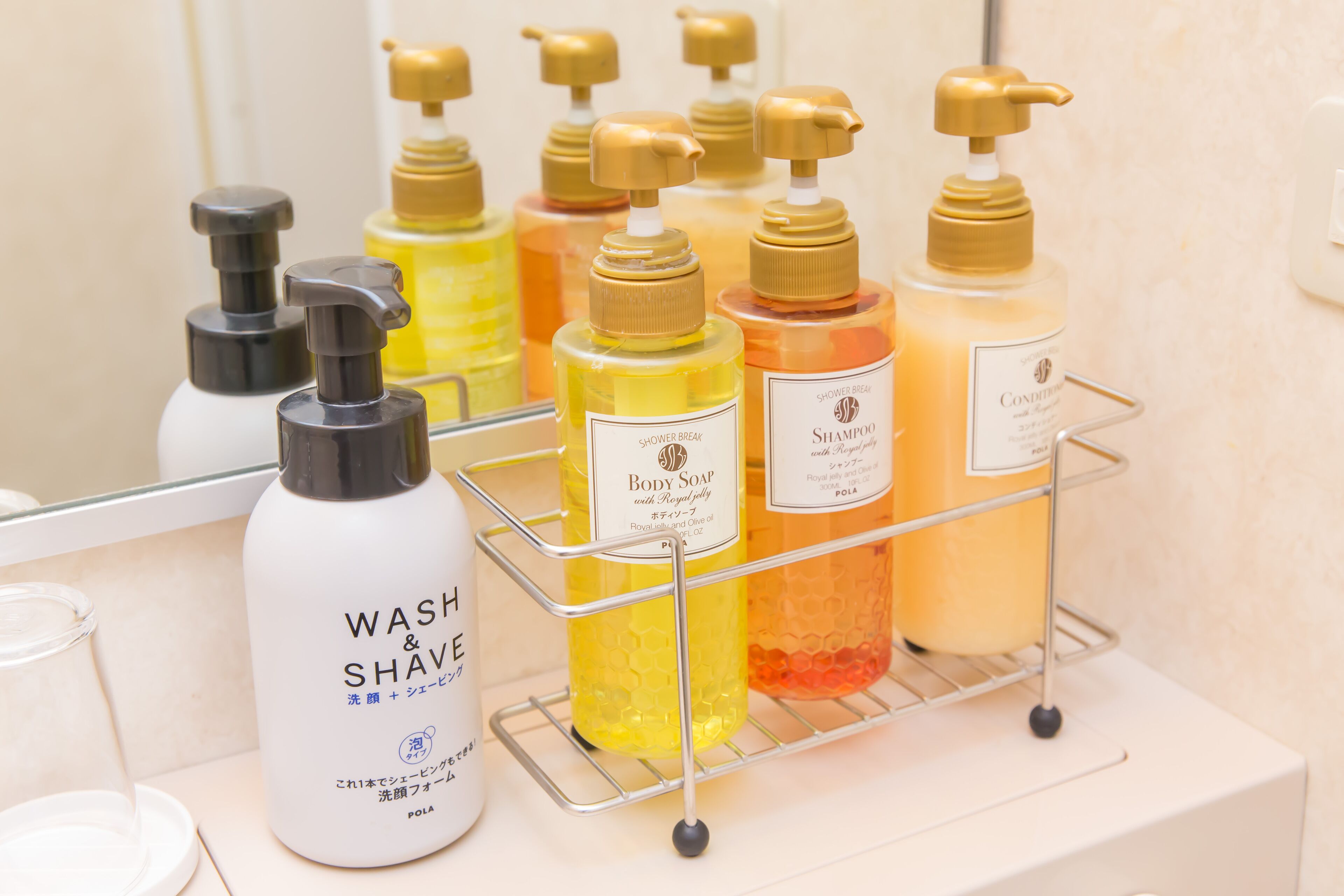 combined shower/bathtub, free toiletries, hair dryer, slippers