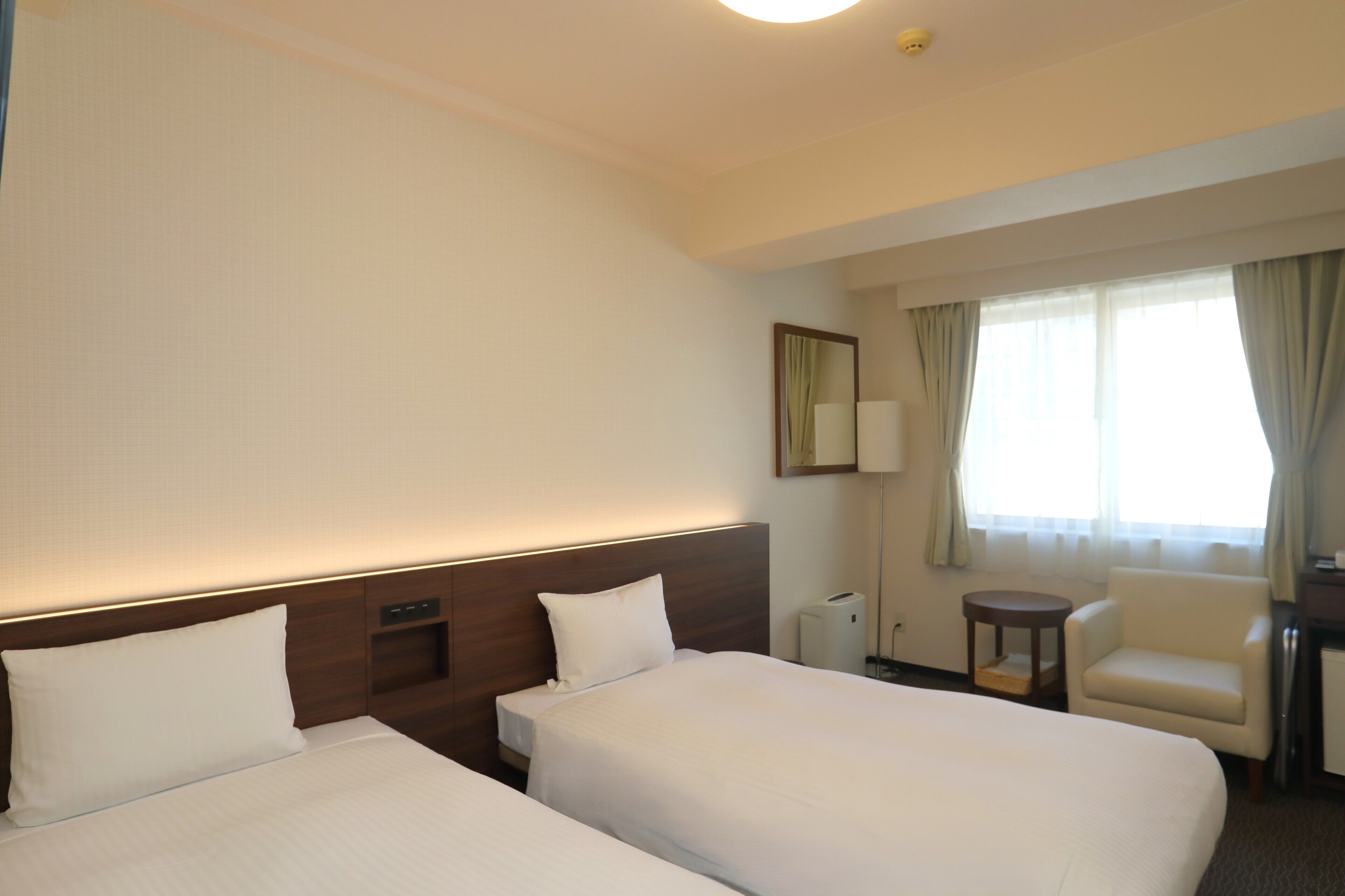 Kahden hengen economy-huone (kaksi sänkyä), tupakointi kielletty (Bed width 102 cm, Up to 1 child) | Työpöytä, pimennysverhot, ilmainen Wi-Fi, vuodevaatteet