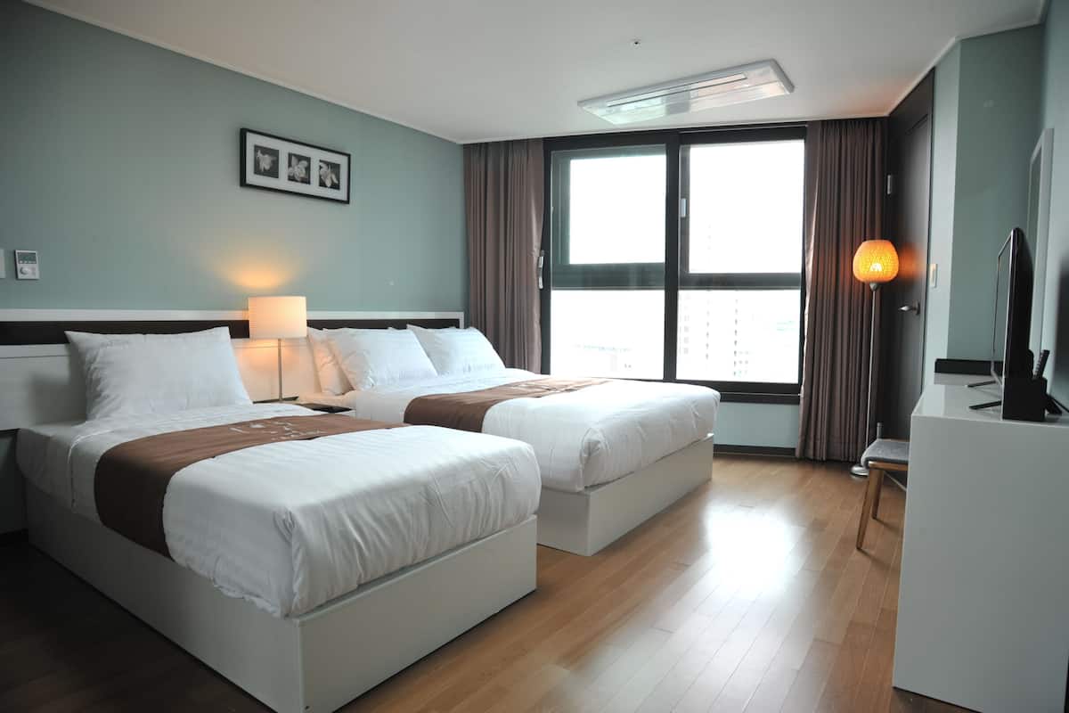 M Suite Twin Room | Blackout drapes, soundproofing, rollaway beds, free WiFi