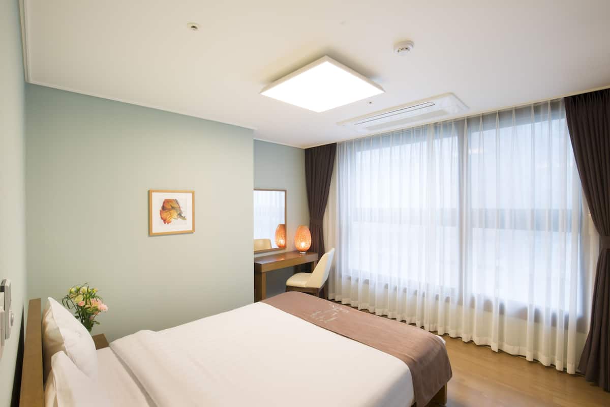 Blackout drapes, soundproofing, rollaway beds, free WiFi