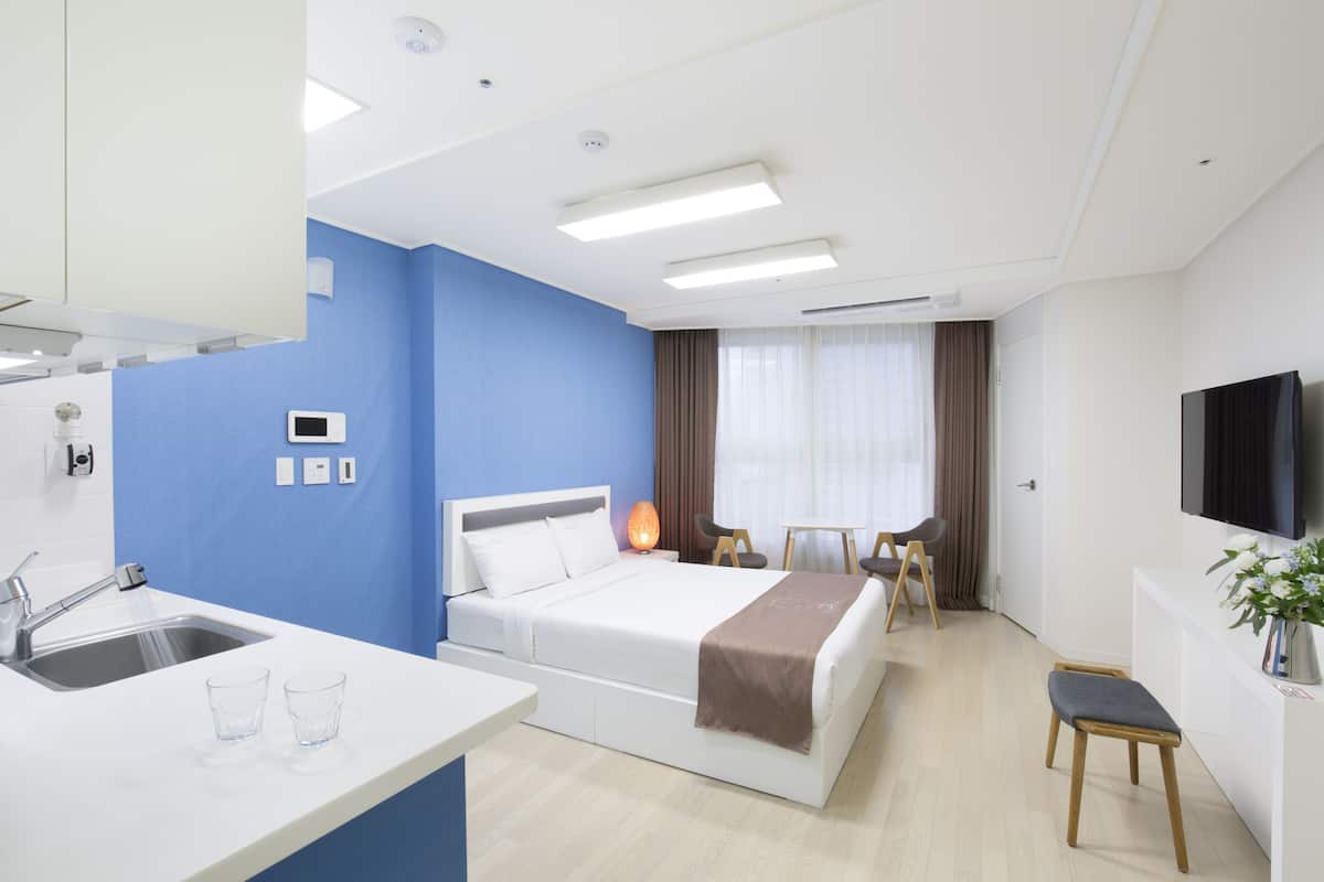 Blackout drapes, soundproofing, rollaway beds, free WiFi