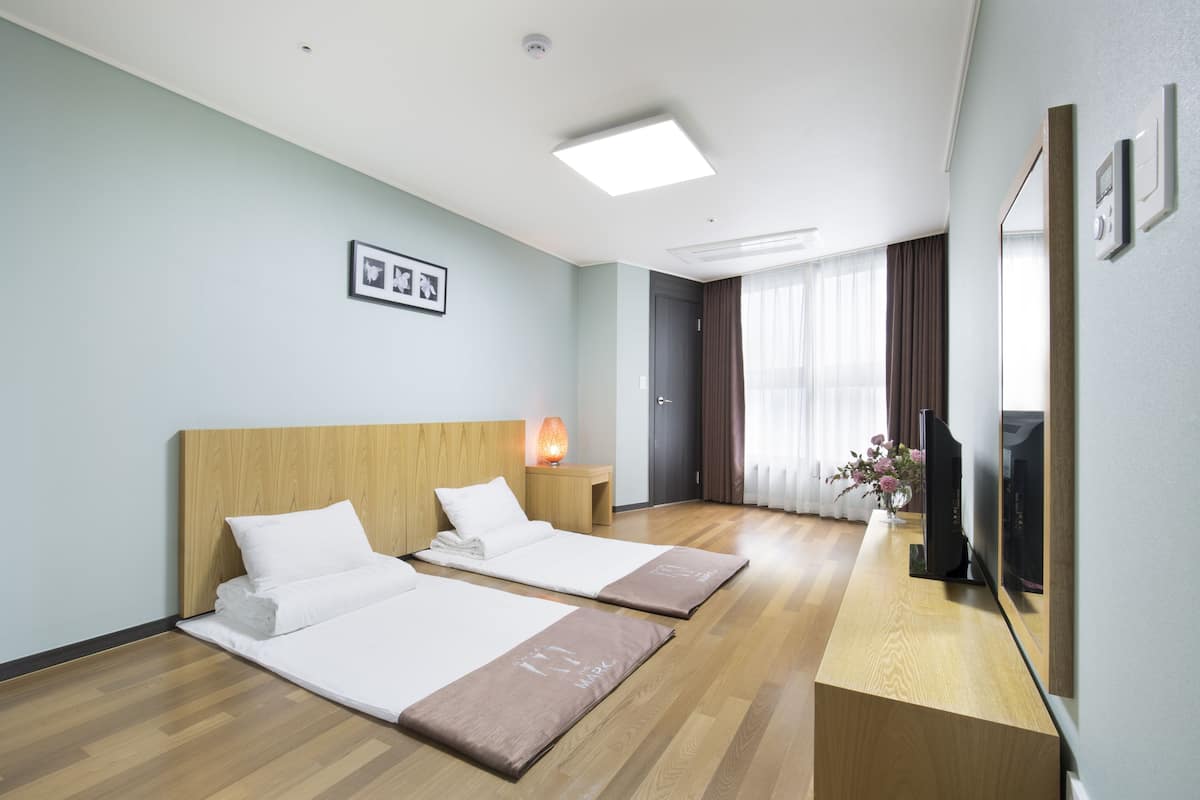 Cortinas blackout, insonorización, camas extra y wifi gratis