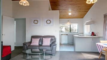 Apartamento, 1 quarto (No. 13, Upstairs) | Cozinha privada | Geladeira, micro-ondas, chaleira elétrica, torradeira