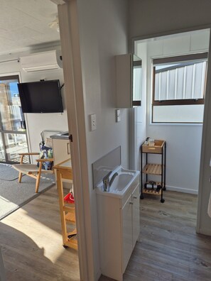 Basic Studio, 1 King Bed | Bathroom | Shower, free toiletries, hair dryer, towels - Blue Marlin Apartments (Whitianga)