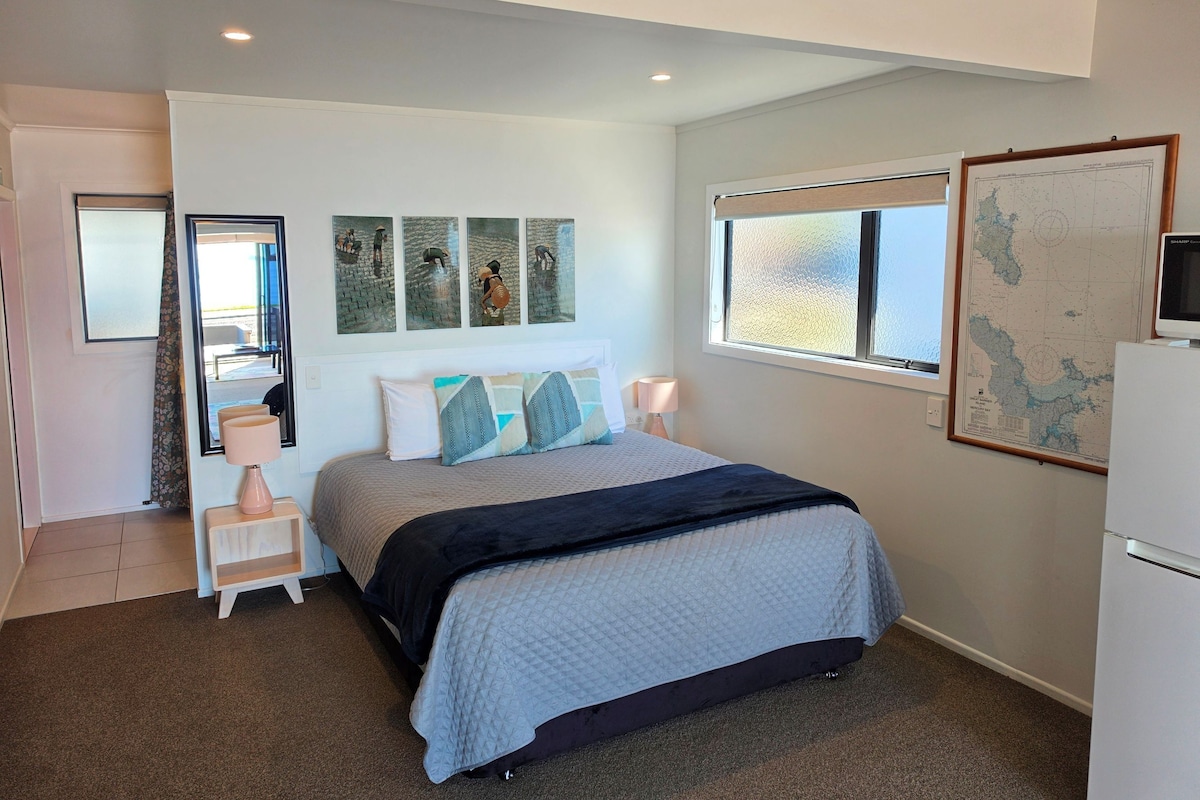 Studio, aan het strand (No. 1, Large) | Luxe beddengoed, pillowtop-bedden, een strijkplank/strijkijzer