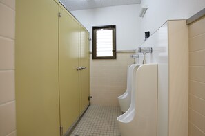 Douche, sèche-cheveux, chaussons, bidet