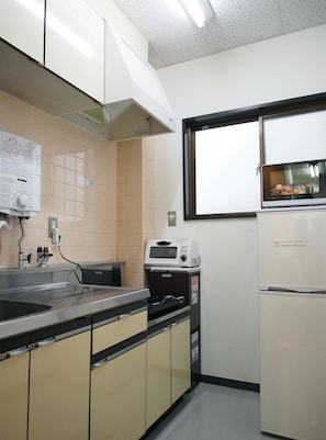 Shared kitchen - BONFIRE HOSTEL Osaka (Osaka)