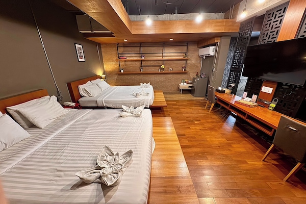 Grand Deluxe Room | Schreibtisch, kostenloses WLAN