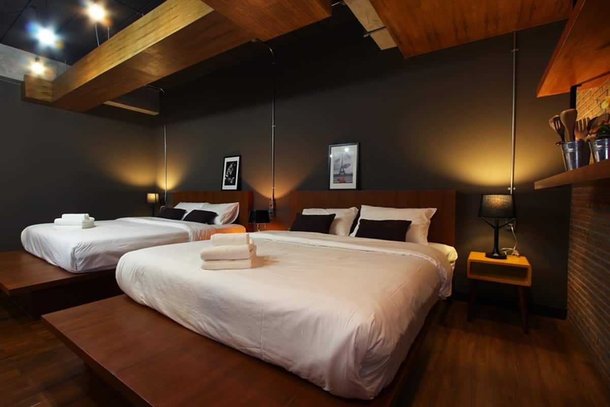 Grand Deluxe Room | Desk, free WiFi