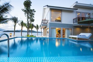 Three-Bedroom Villa with Private Pool | Minibar, una cassaforte in camera, una scrivania