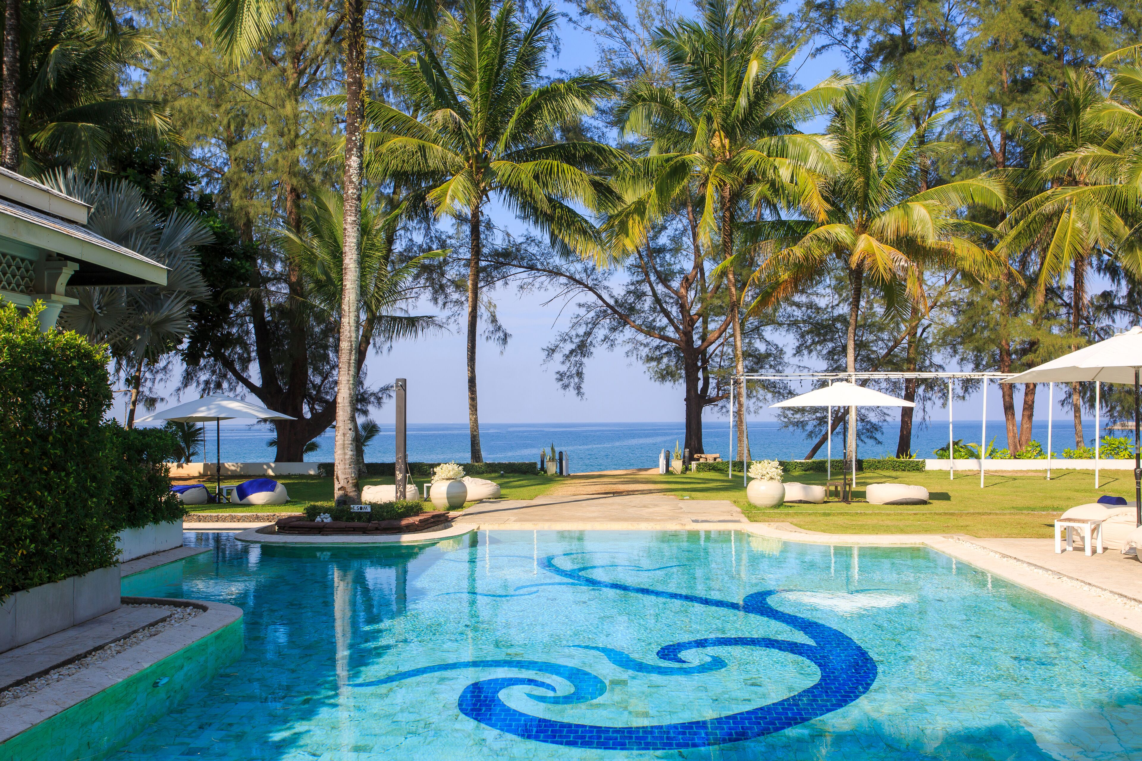 حمّام سباحة خارجي، مظلات على حمّام السباحة، مقاعد للتشمس