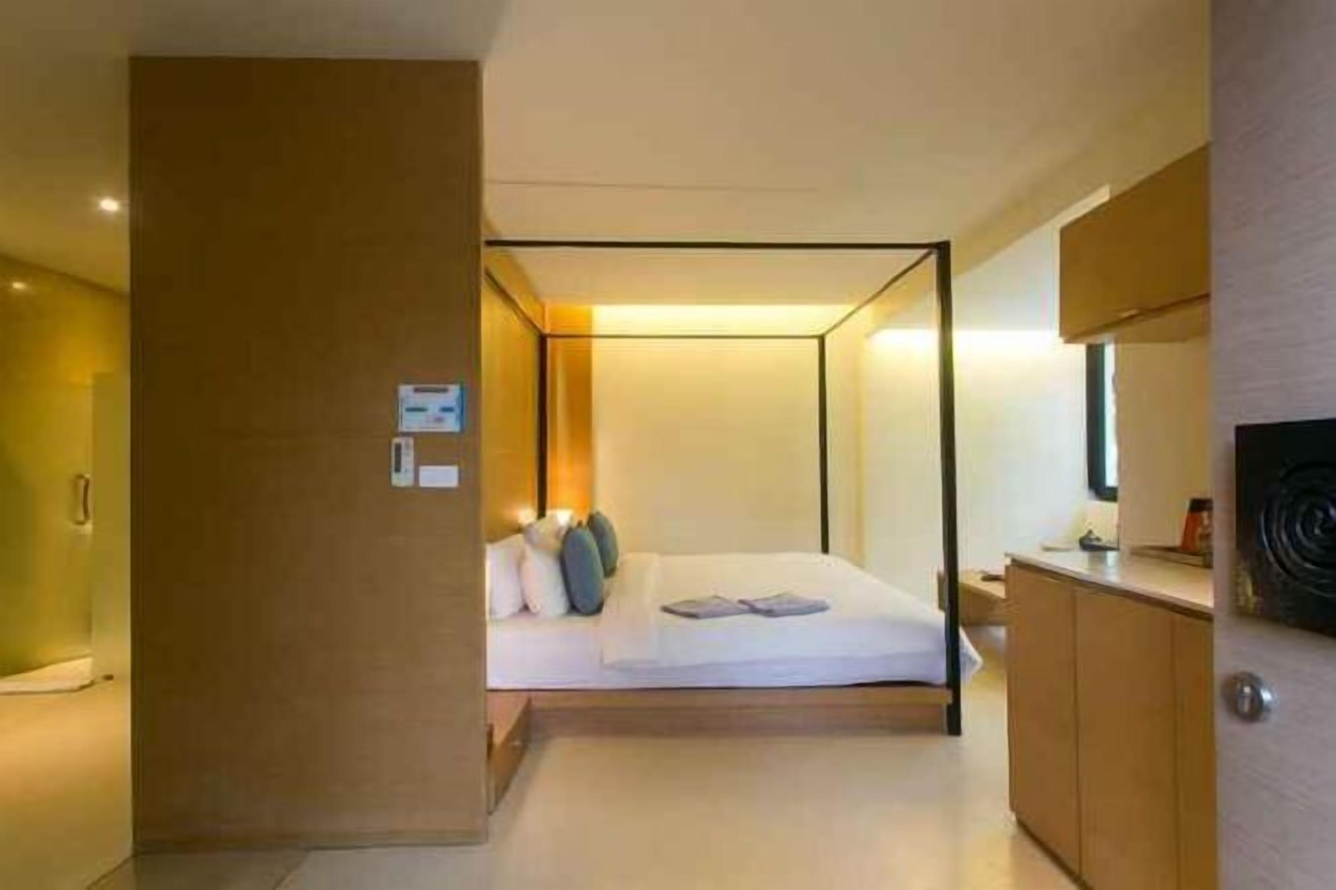 Minibar amb articles gratuïts i caixa forta a l'habitació 