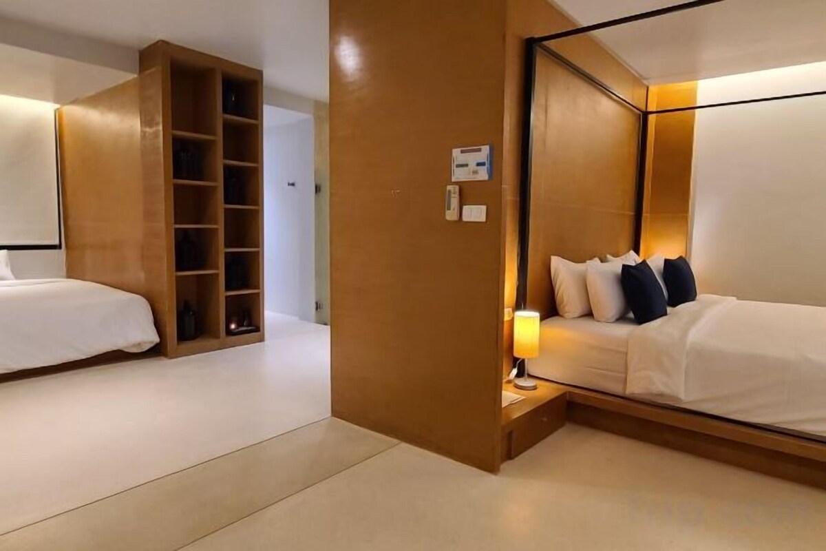 Minibar (con algunos artículos gratuitos), caja fuerte, cortinas opacas