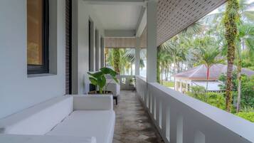 Premier Studio, 1 King Bed, Non Smoking, Tower | Terrace/patio