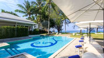 Ulkouima-allas, aurinkovarjoja, aurinkotuoleja