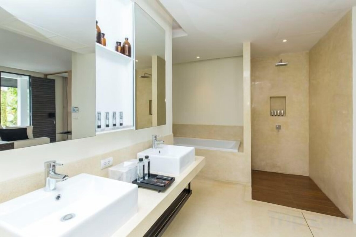 Baño | Artículos de higiene personal gratuitos, secador de pelo y albornoces