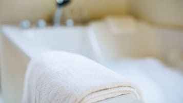 Deep tissue-massage, thai-massage