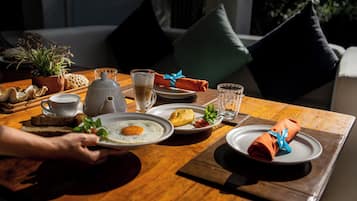 Se ofrece un desayuno a la carta todos los días (por un coste adicional)