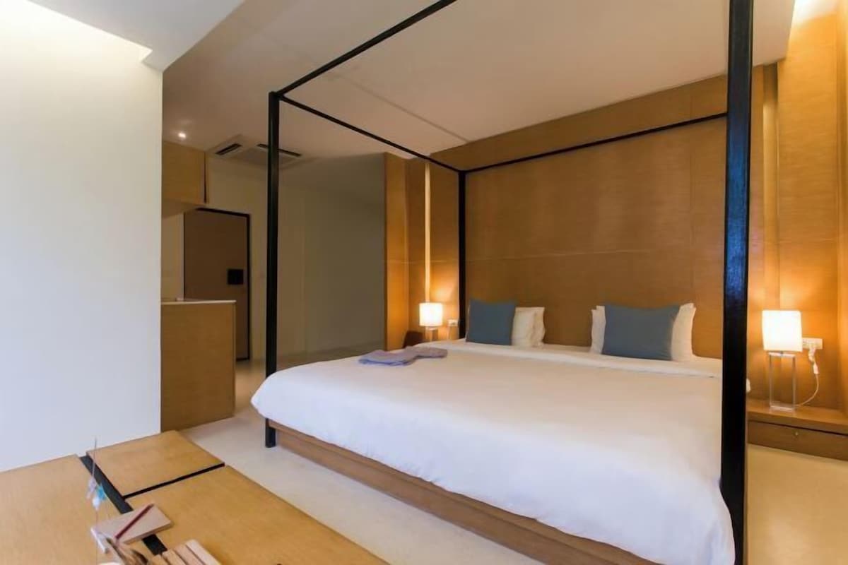 Minibar (con algunos artículos gratuitos), caja fuerte, cortinas opacas
