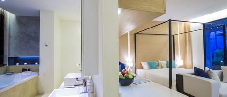 Suite with Spa Bath | Free minibar items, in-room safe, blackout drapes, soundproofing