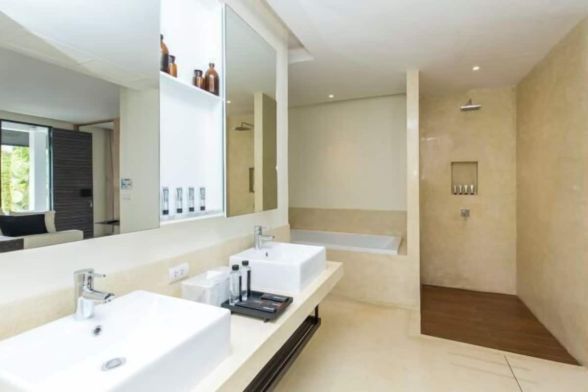 Baño | Artículos de higiene personal gratuitos, secador de pelo y albornoces
