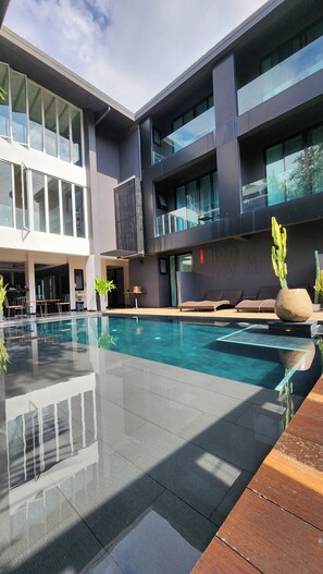 Outdoor pool - iWualai Hotel (Chiang Mai)