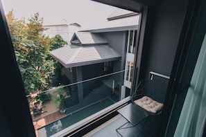 Minibar, coffres-forts dans les chambres, bureau, rideaux occultants