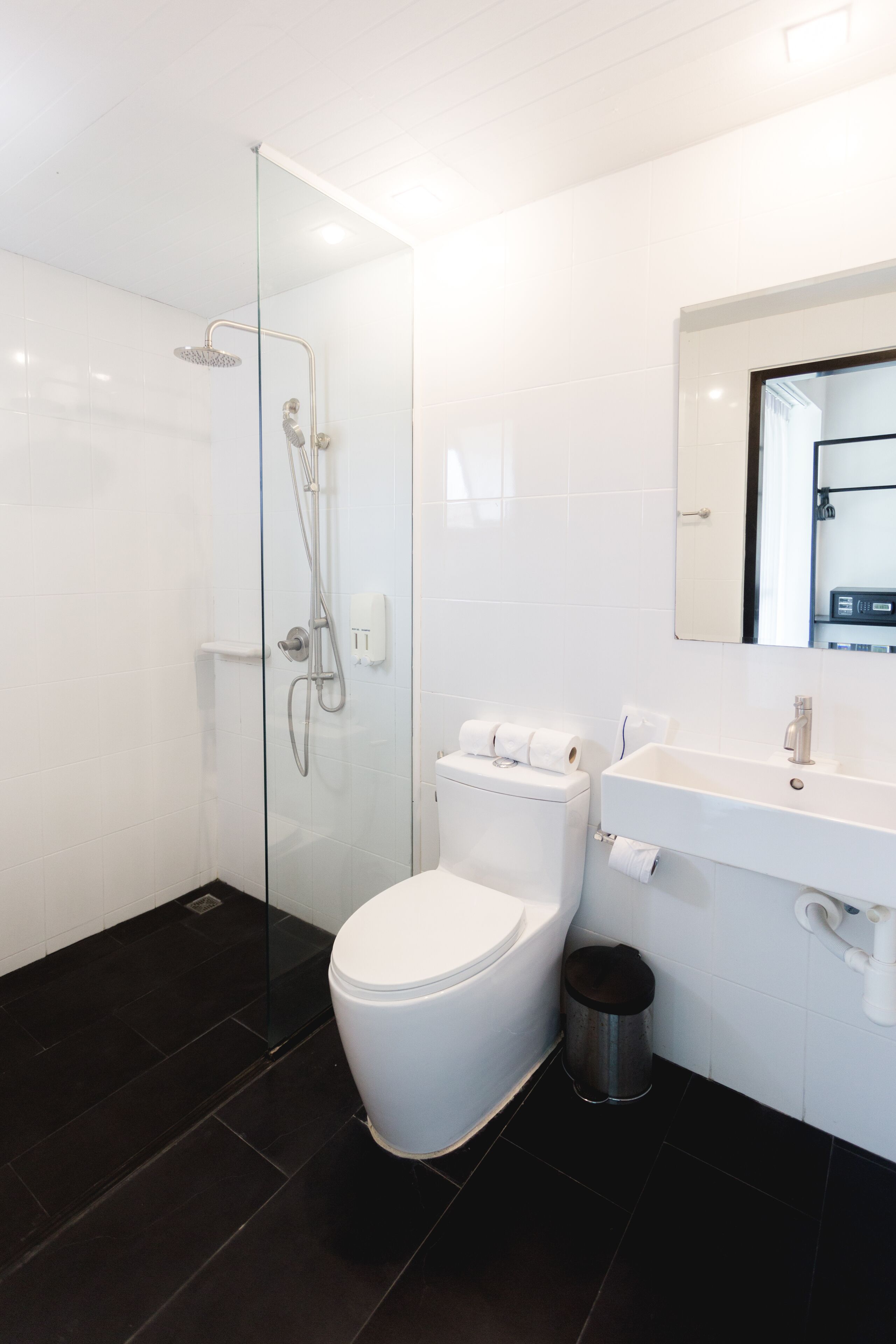 standard quadruple room | bathroom | shower, rainfall showerhead, free toiletries, hair dryer