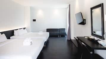 Standard-Vierbettzimmer | Minibar, Zimmersafe, Schreibtisch, Verdunkelungsvorhänge