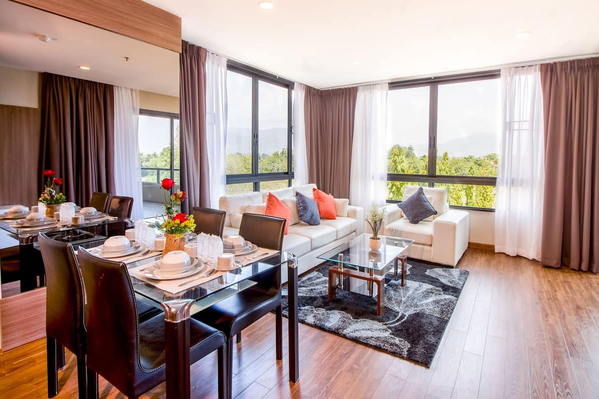 Deluxe-Dreibettzimmer | Essbereich im Zimmer