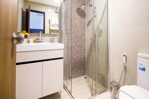 Superior-rom | Bad | Dusj, regndusjhode, toalettartikler (inkludert) og håndklær