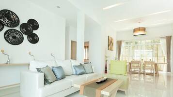 3 Bedrooms Garden Pool Villa | Area soggiorno | TV a schermo piatto
