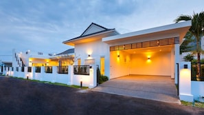 4 Bedrooms Garden Pool Villa