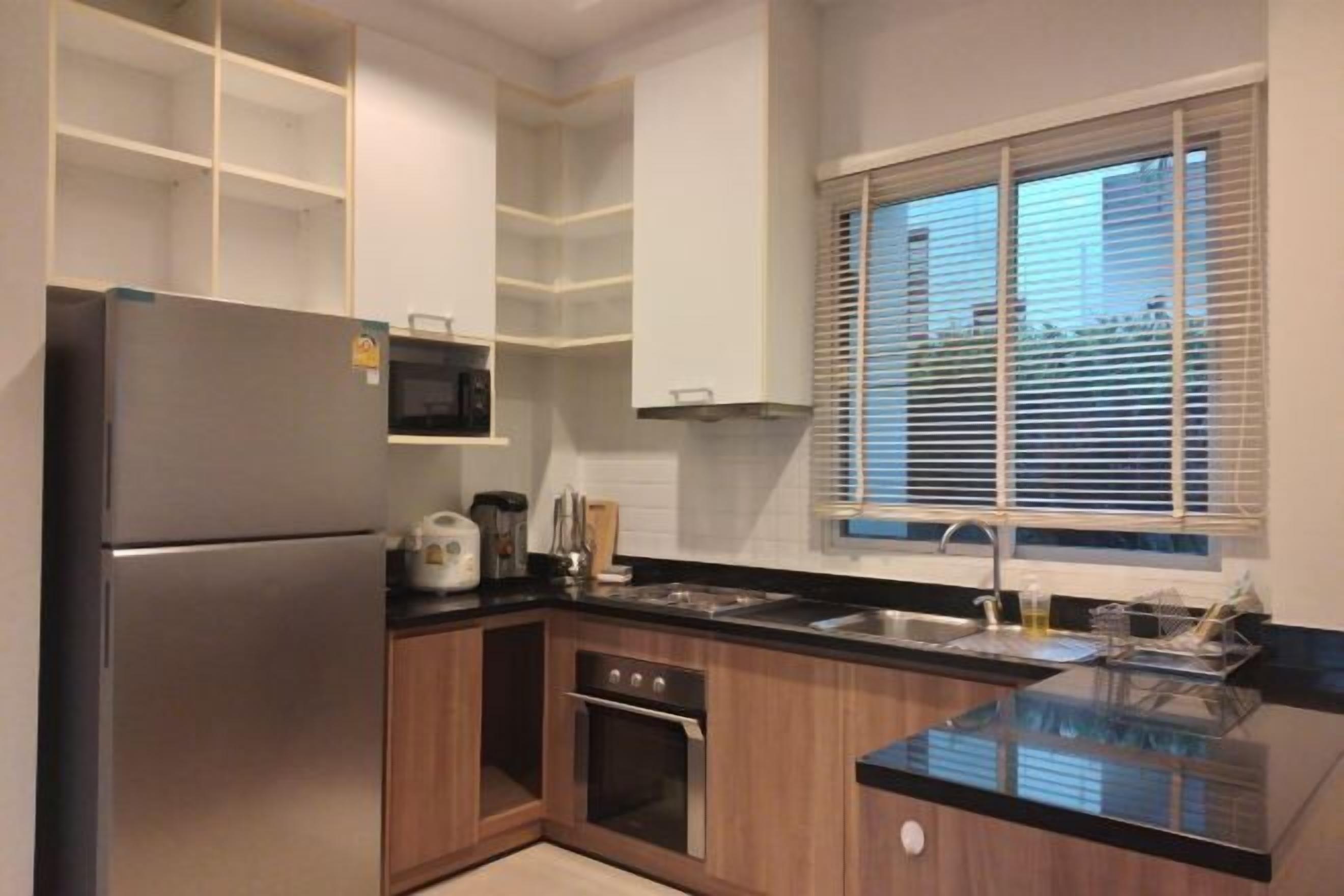 Private kitchen | Full-sized fridge, microwave, oven, stovetop