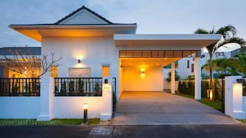 4 Bedrooms Garden Pool Villa | 2 bedrooms, individually decorated, individually furnished, desk