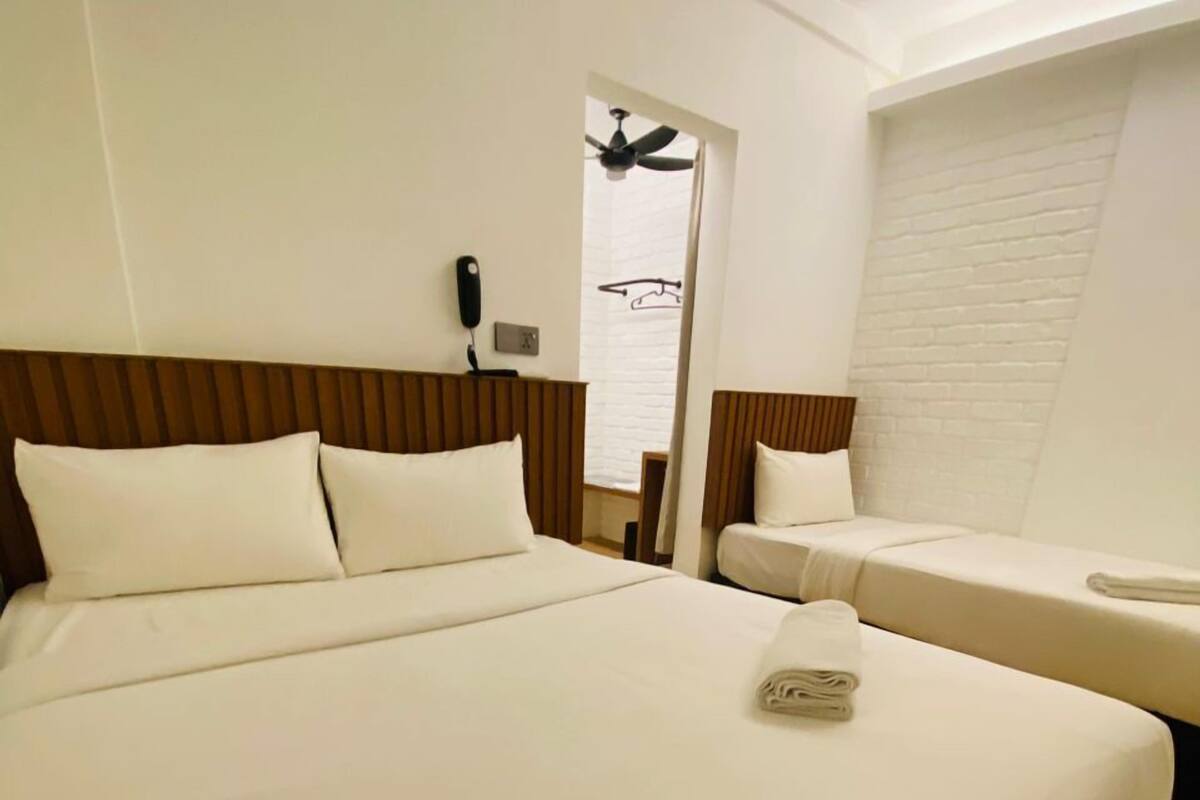 Superior Triple Room | In-room safe, desk, iron/ironing board, free WiFi
