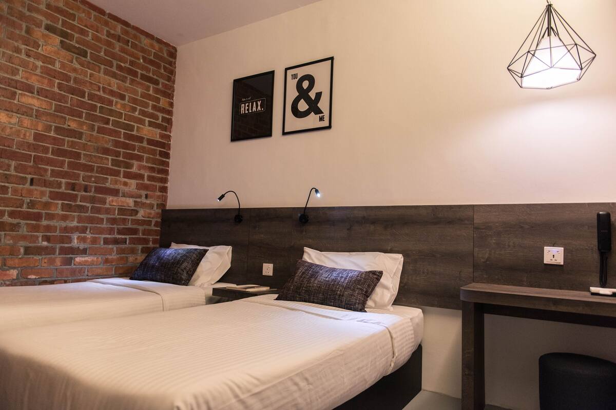 Standard Twin Room | Peti besi dalam bilik, meja, seterika/papan seterika, Wi-fi percuma
