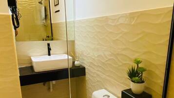 Superior Triple Room | Bathroom