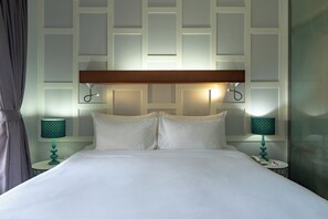 In-room safe, desk, blackout drapes, soundproofing - TheLifeCo Phuket - Holistic Wellbeing Center (Sa Khu)