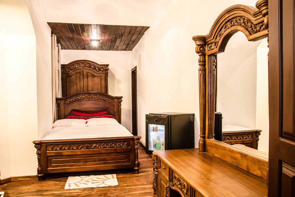 Minibar, coffres-forts dans les chambres, bureau, Wi-Fi gratuit