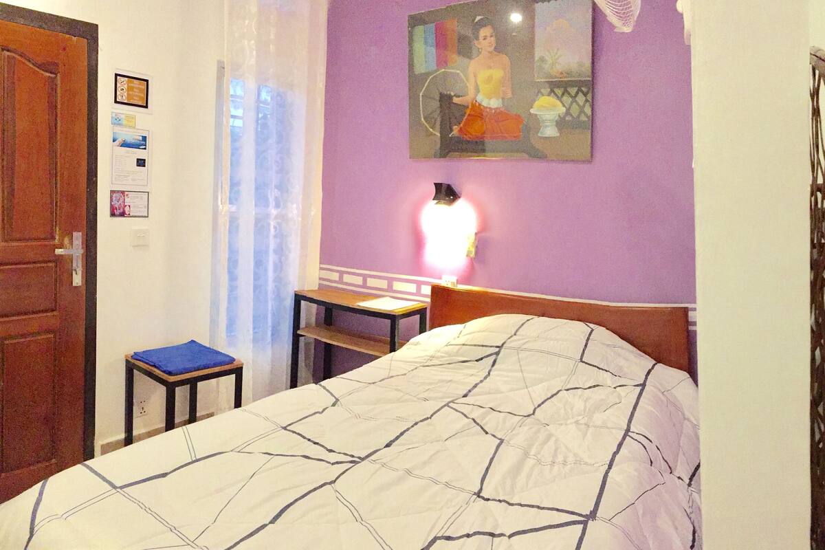 Enkeltrom, privat bad | Skrivebord