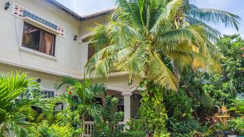 Vista frontal de la propiedad